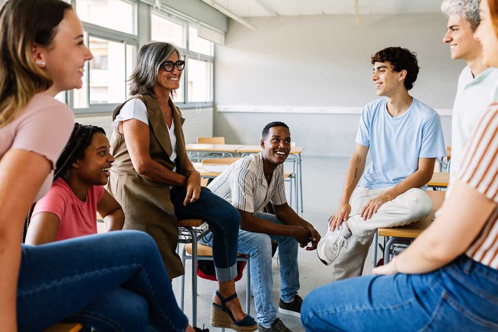 The-benefits-of-group-therapy-vs.-individual-therapy-for-teens